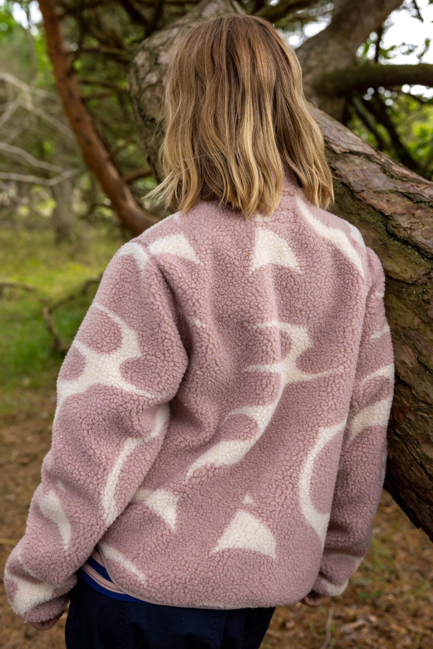 Flecejacke rosa - Model Stimmungsbild draussen - Rückseite