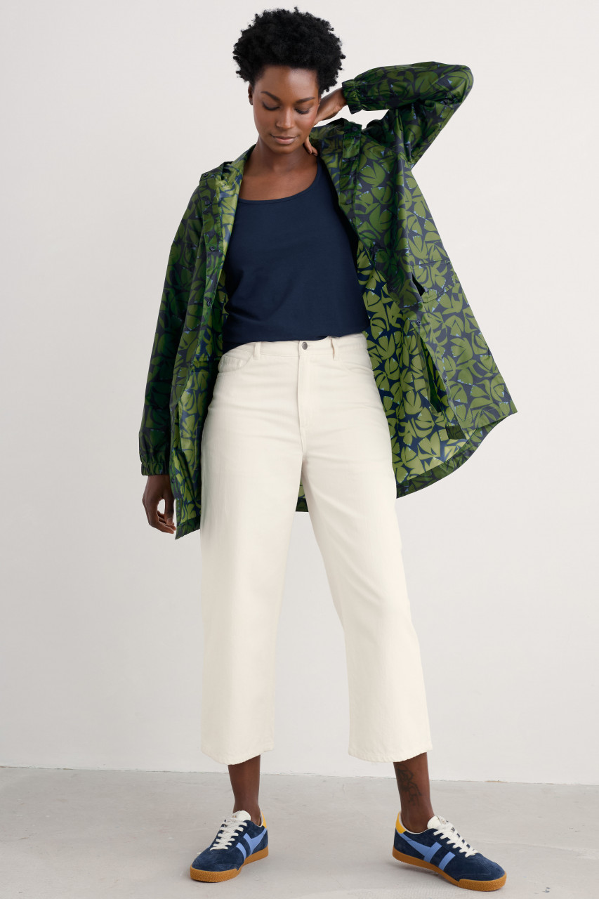 Weibliches Model trägt eine Regenjacke grün von Seasalt Cornwall