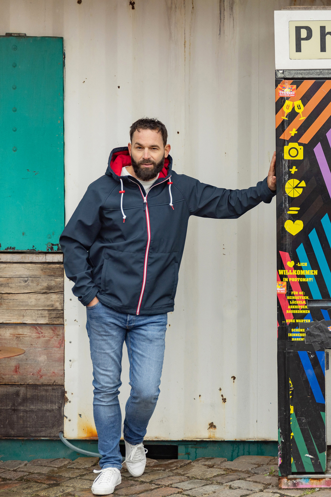 Männliches Model trägt eine blauen Softshell Jacke Herren von derbe Stimmungsbild draussen