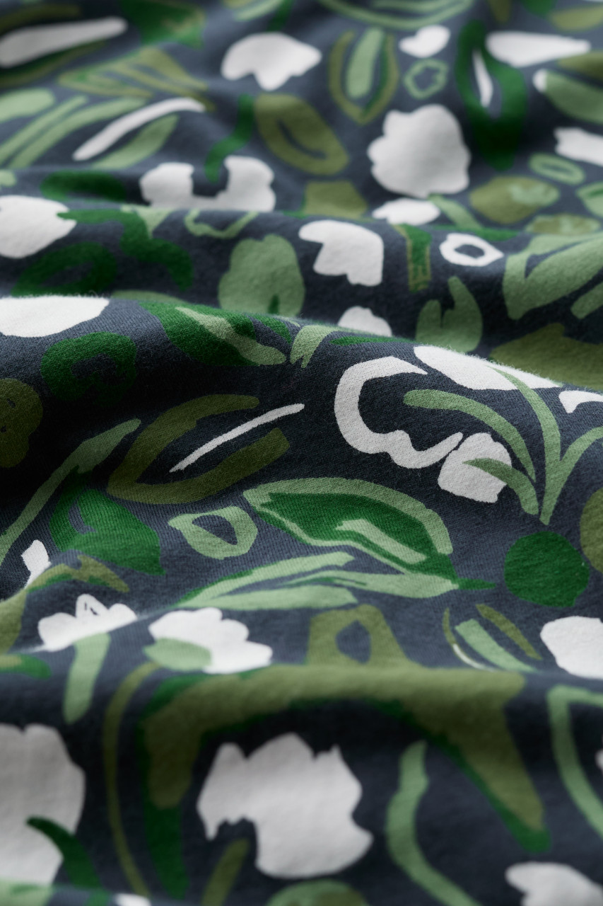 Detailansicht von Kleid Fettling Oliv Grün Blätter und Blüten für Damen von Seasalt Cornwall