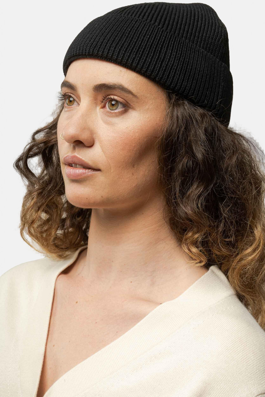 Model trägt eine Strickmütze schwarz von MELA