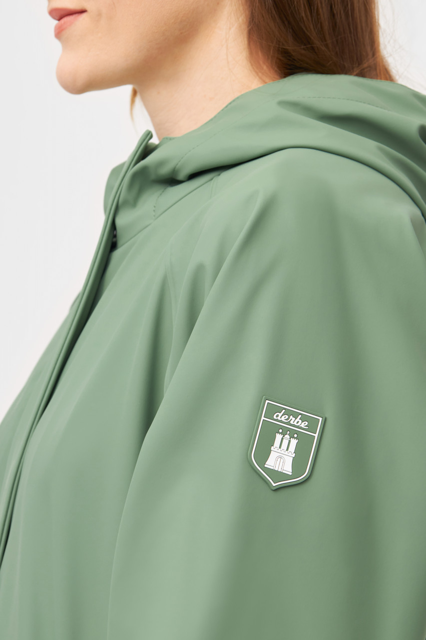 Frau trägt Damen Regenjacke - Seitlich