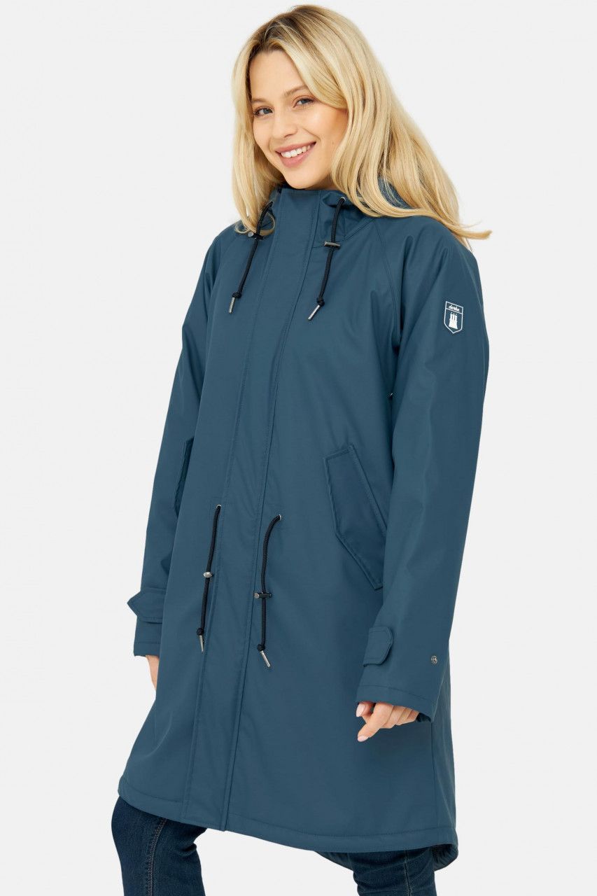 Weibliches Model trägt Regenjacke Blau Friese Tidaholm von derbe