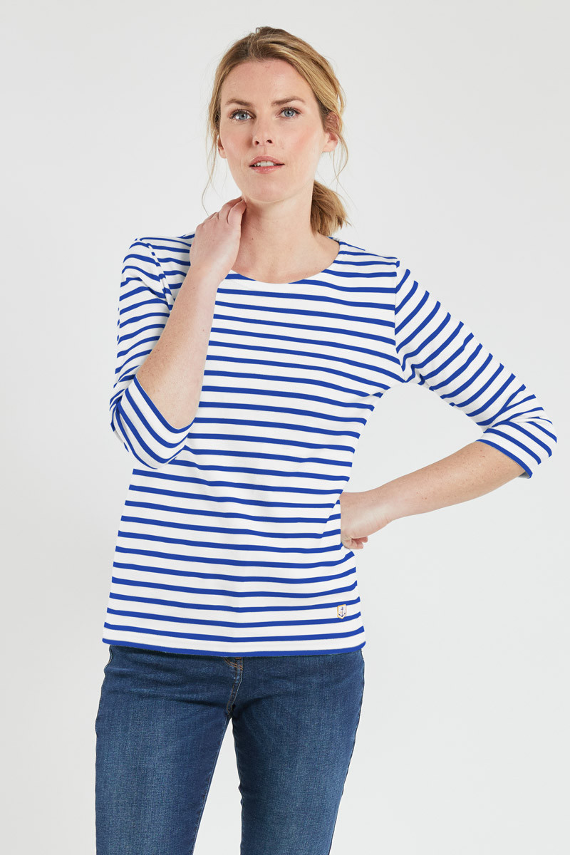Frau trägt ein weiß sternblau gestreiften Streifenshirt Damen von Armor Lux