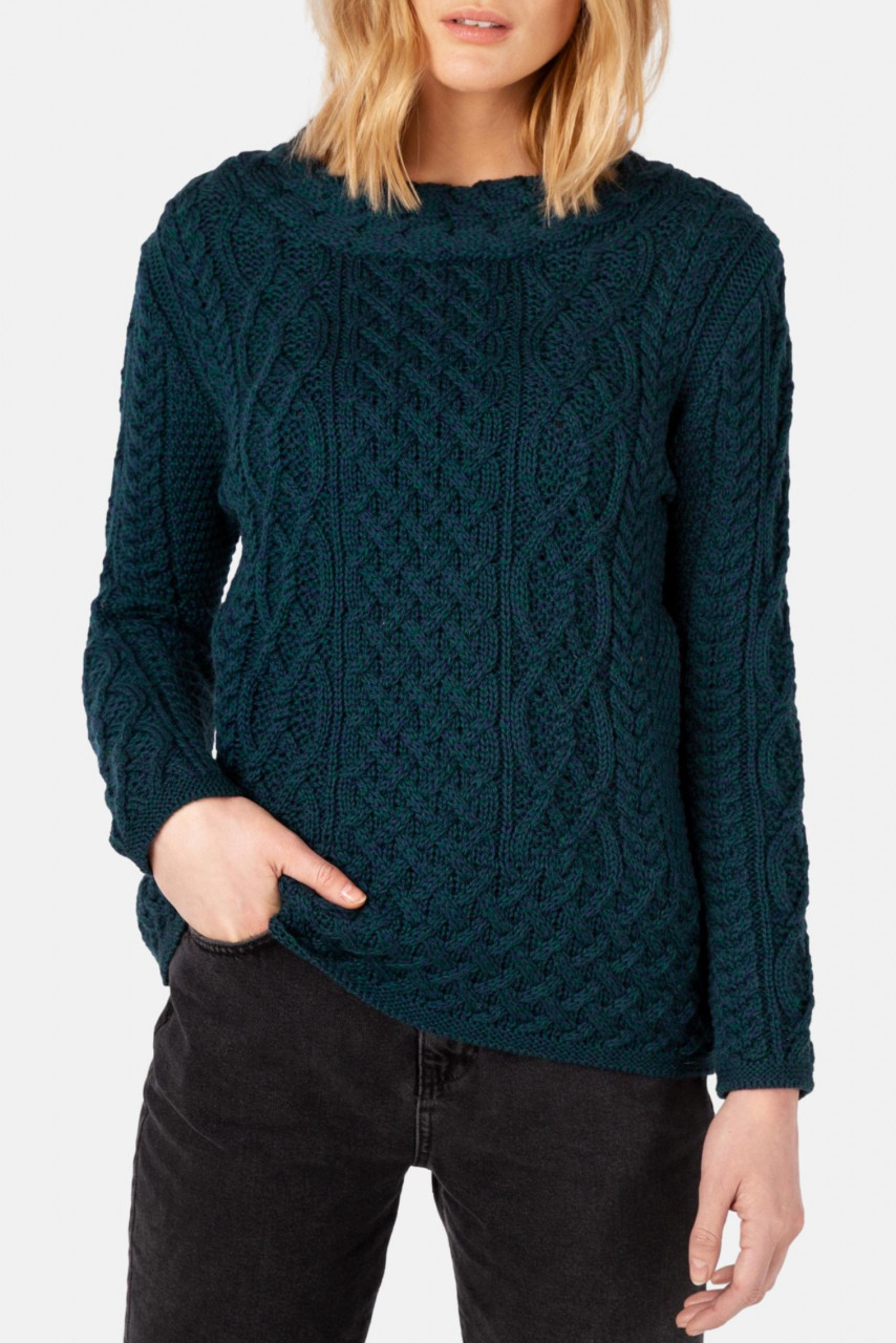 Weibliches Model trägt einen Aran Pullover blau von IrelandsEye