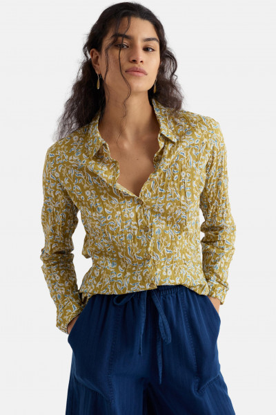 Weibliches Model trägt Bluse Gelb Hellblau Blätter und Blüten Larissa Shirt von Seasalt Cornwall