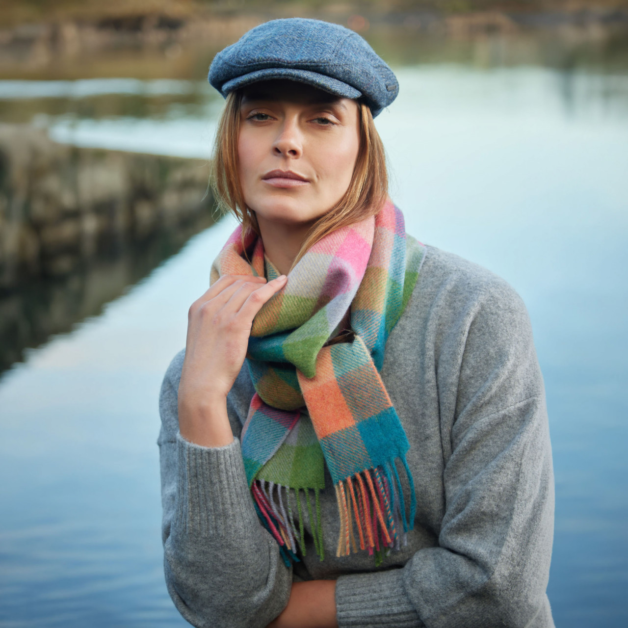 Weibliches Model trägt Unisex Schal  Outdoor Mood-Bild