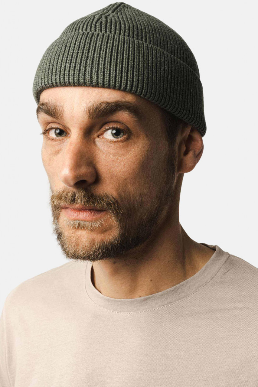 Model trägt Strickmütze Grün RAFI von MELA