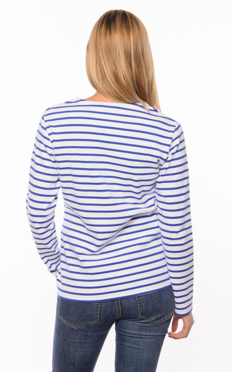 Weibliches Model trägt ein Streifenshirt  - Rückseite
