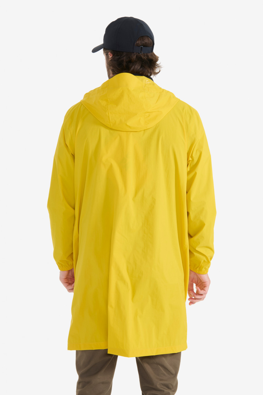 Männliches Model trägt eine Regenjacke gelb von Aigle - Rückansicht