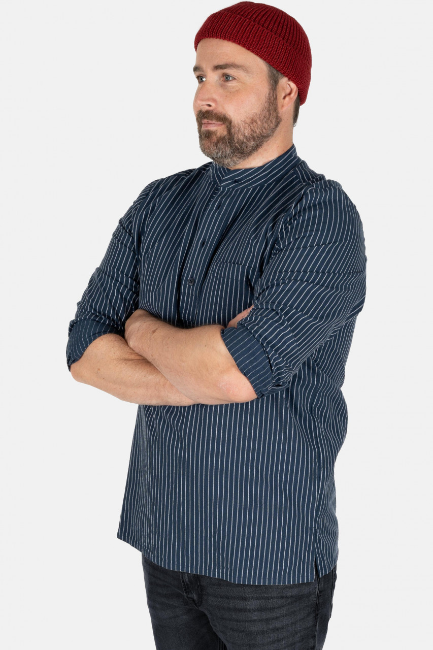 Hanseheld Fischerhemd blau breit gestreift  - Model-Bild - Seitenansicht