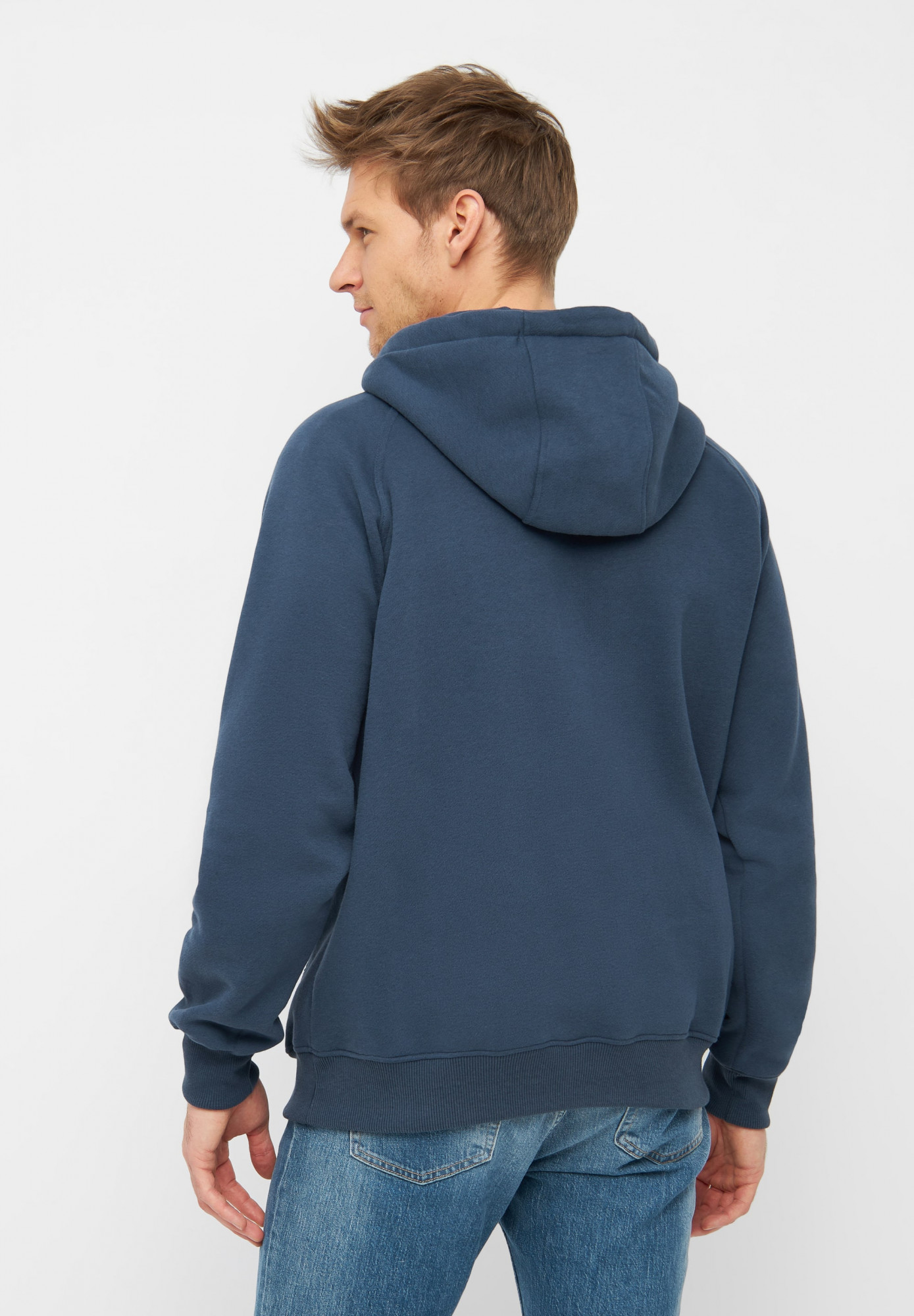 Männliches Model trägt Hoodie blau - Rückansicht