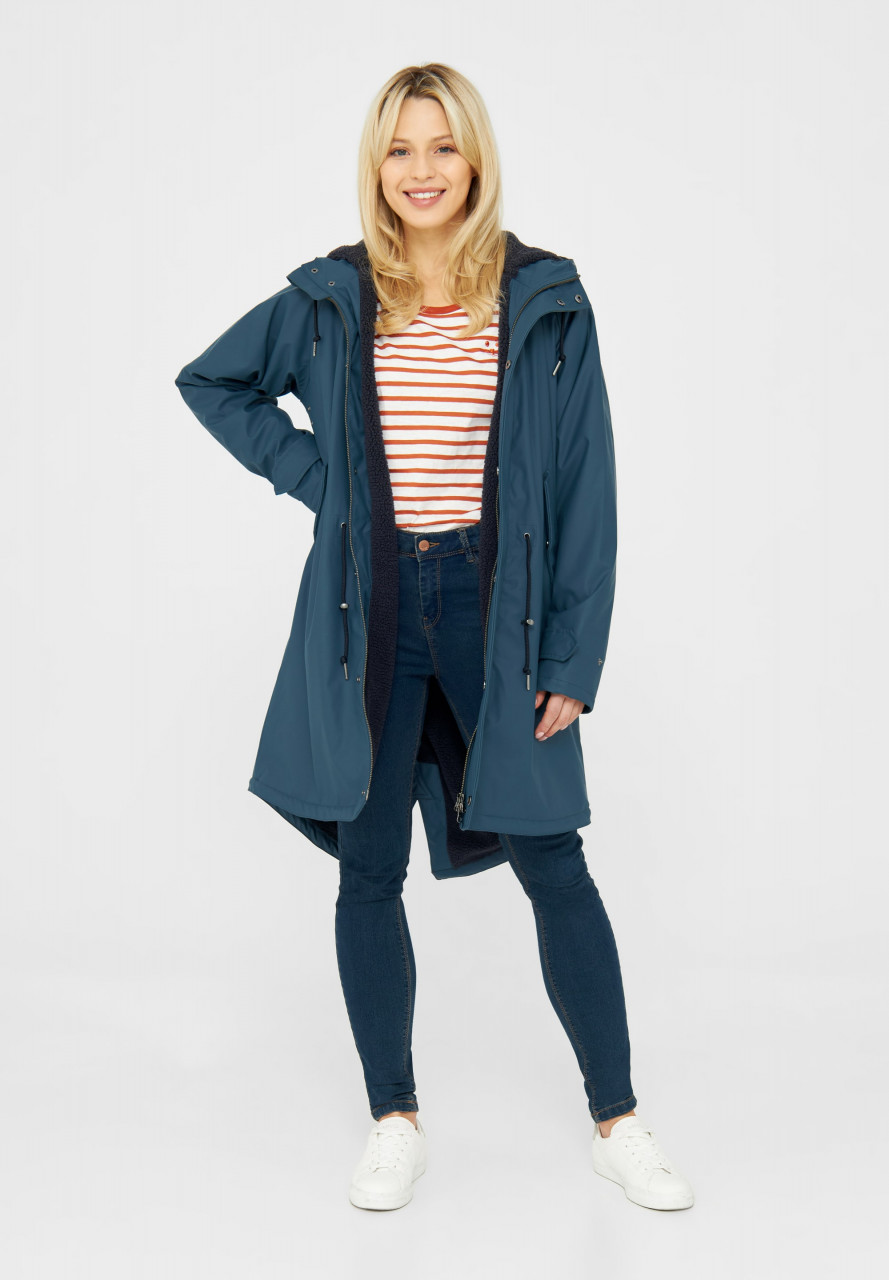 Model trägt eine Regenjacke blau von derbe