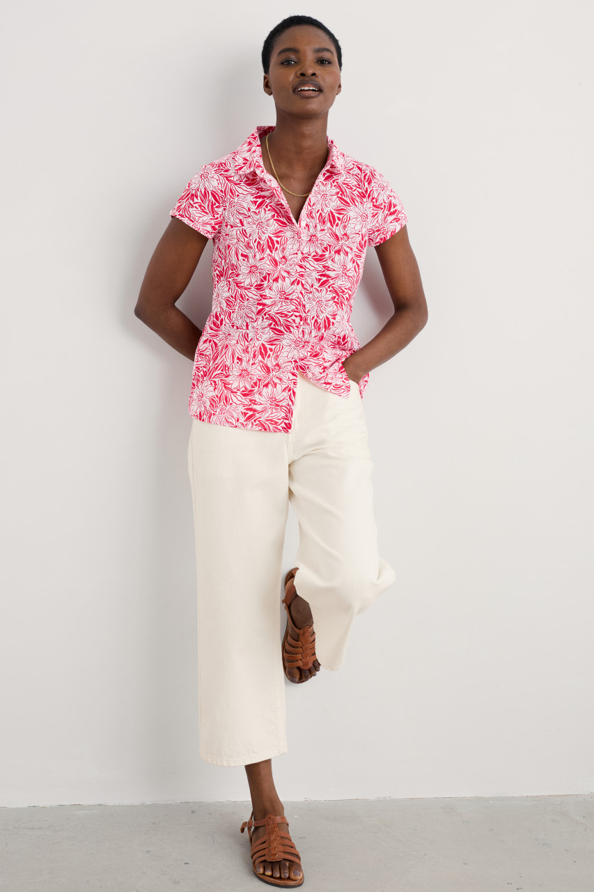 Model trägt Bluse rot