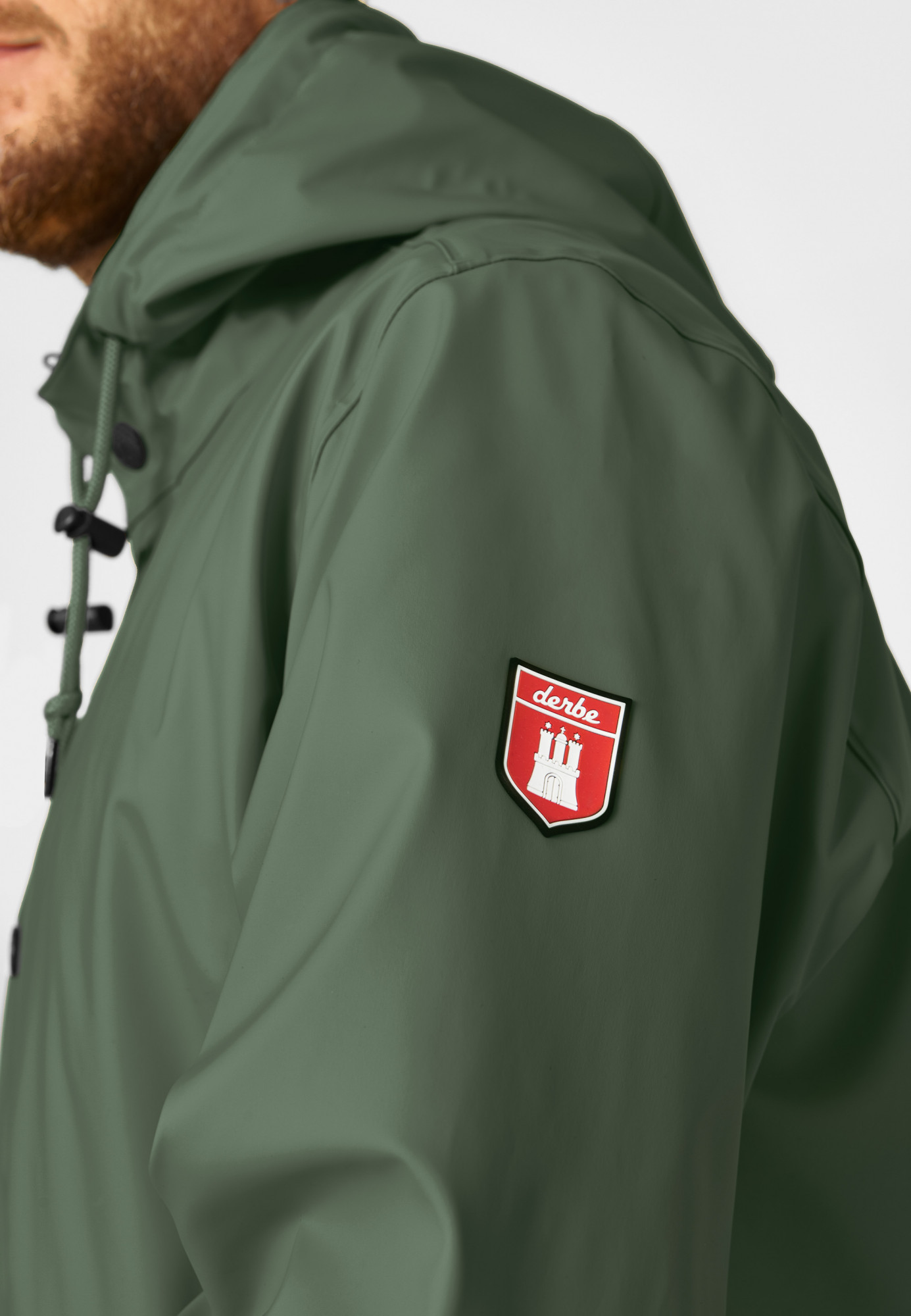 Model trägt Regenjacke oliv grün  - Seitenansicht