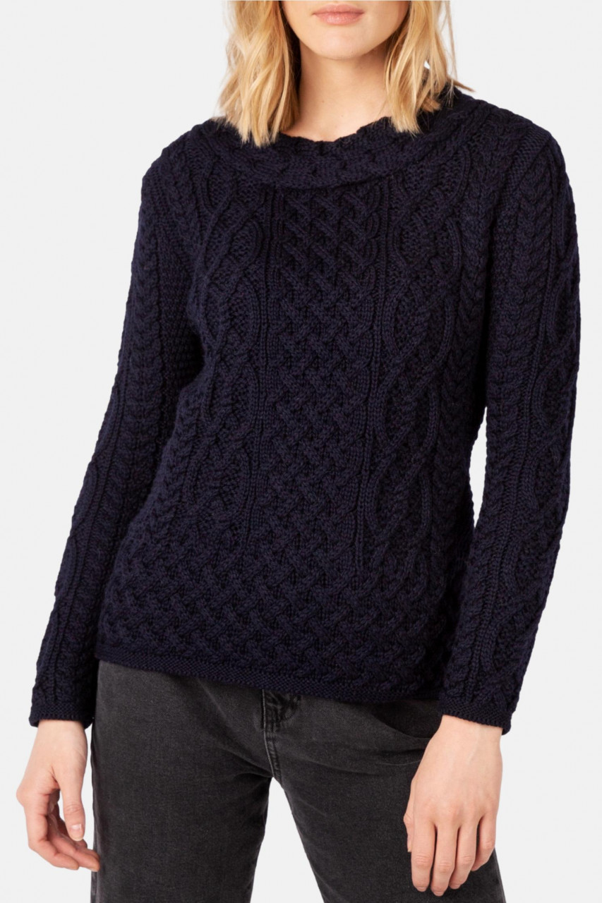 Weibliches Model trägt Aran Pullover Blau Spindle von IrelandsEye