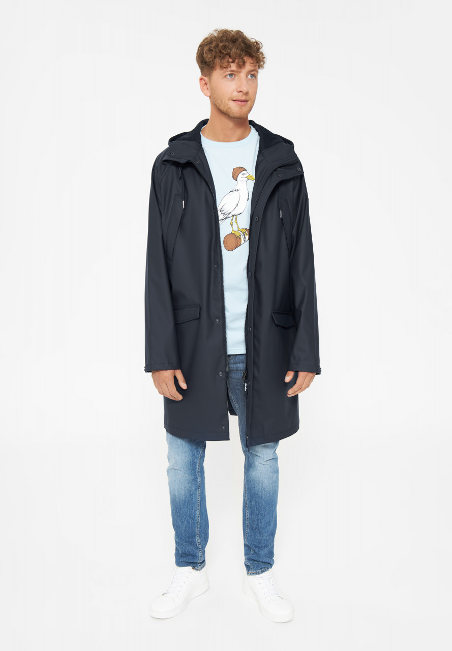 Model trägt einen Regenparker