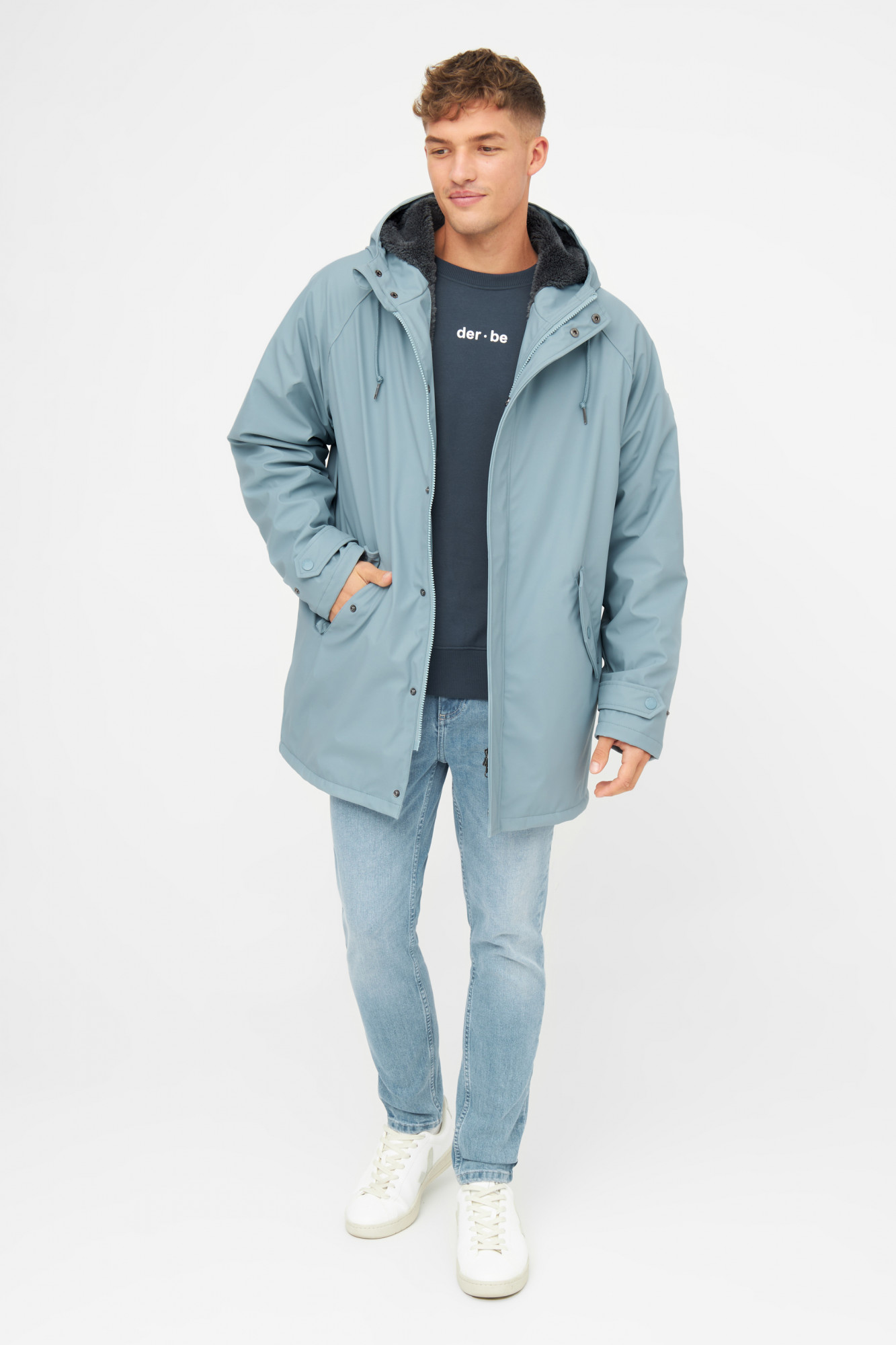 Männliches Model trägt Herren Regenjacke
