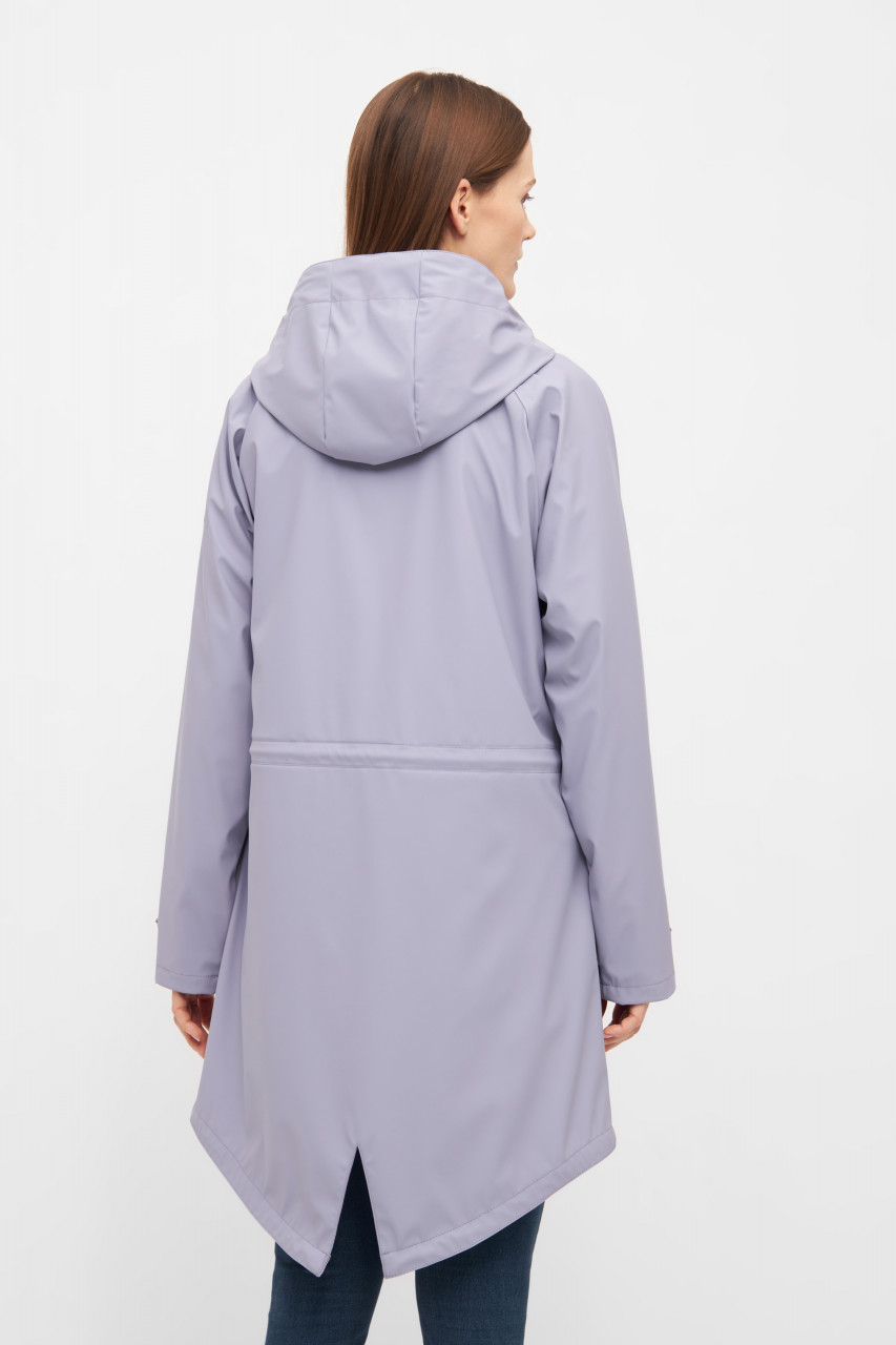 Frau trägt Regenjacke violett - Rückansicht
