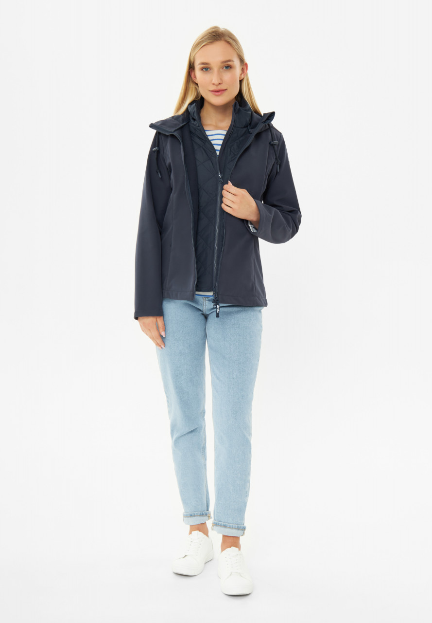 Frau trägt eine Softshelljacke blau von derbe