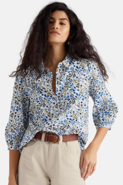 Frau trägt Bluse Blau Grün Hope Cottage Blouse von Seasalt Cornwall