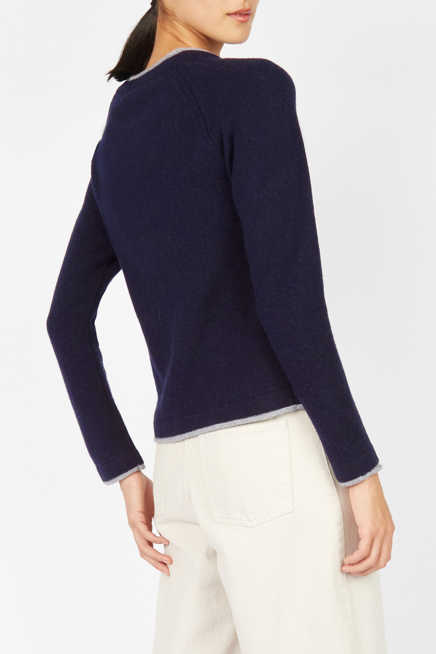Frau trägt blaue Strickjacke  - Seite