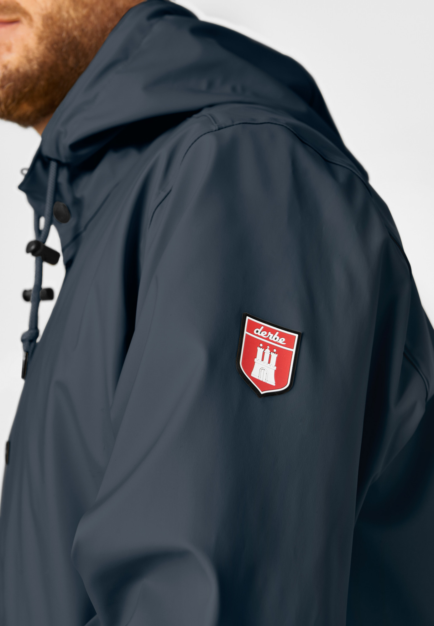 Detailansicht von einer Regenjacke Dunkelblau Passby Fisher der Marke derbe  - Seitlich