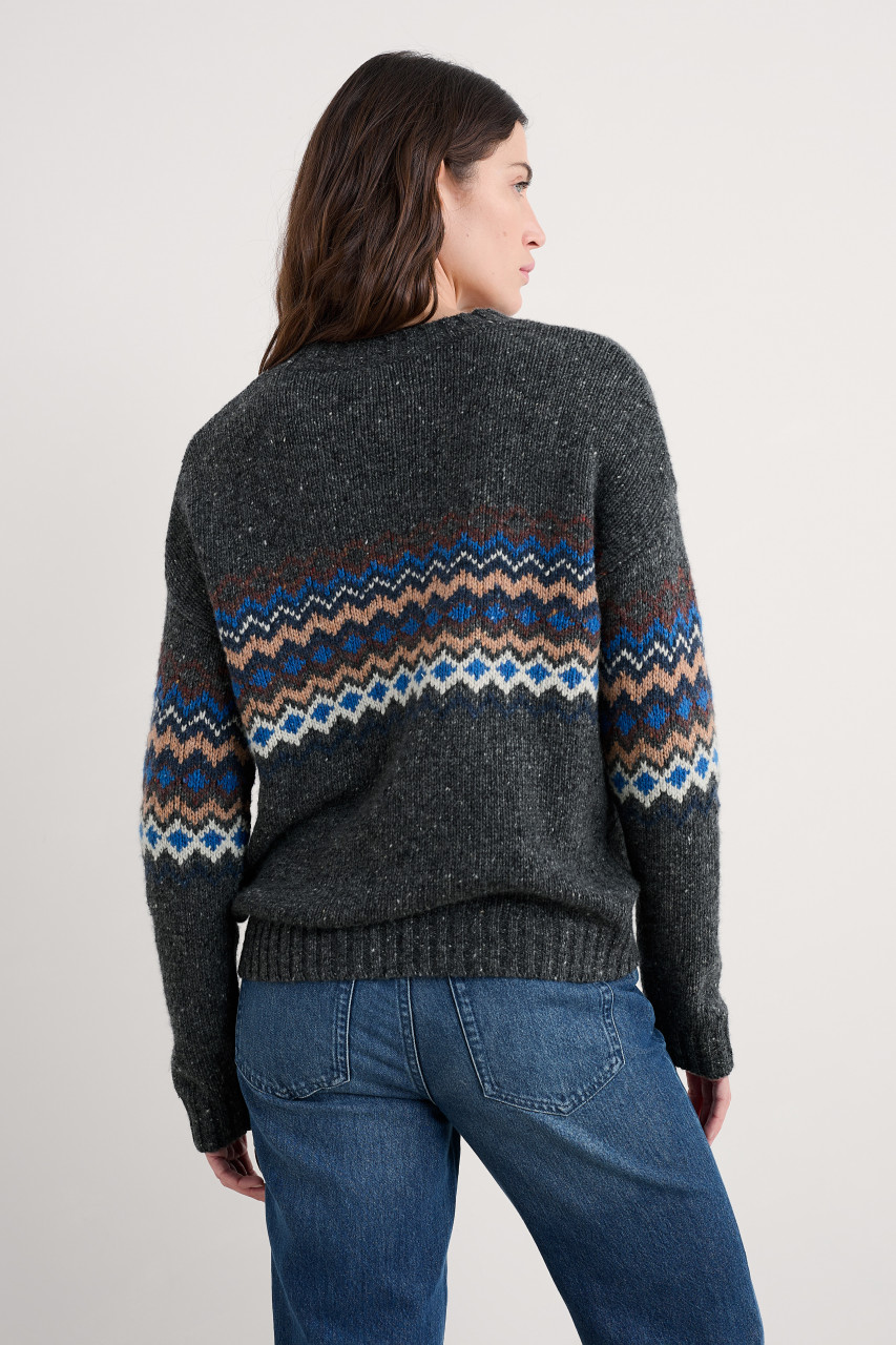 Weibliches Model trägt Damen Pullover - Rückseite