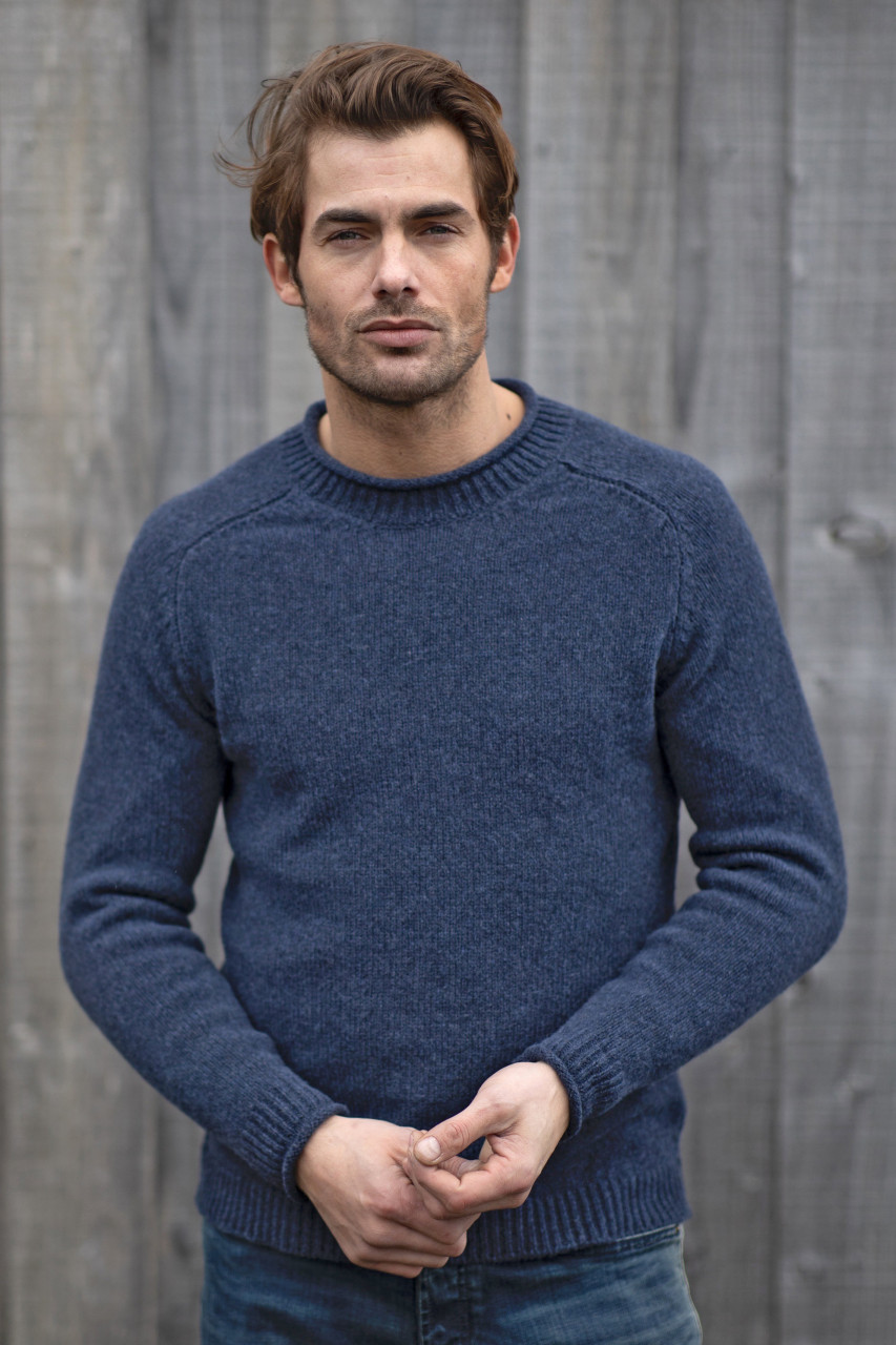Männliches Model trägt einen Pullover blau von Fisherman out of Ireland