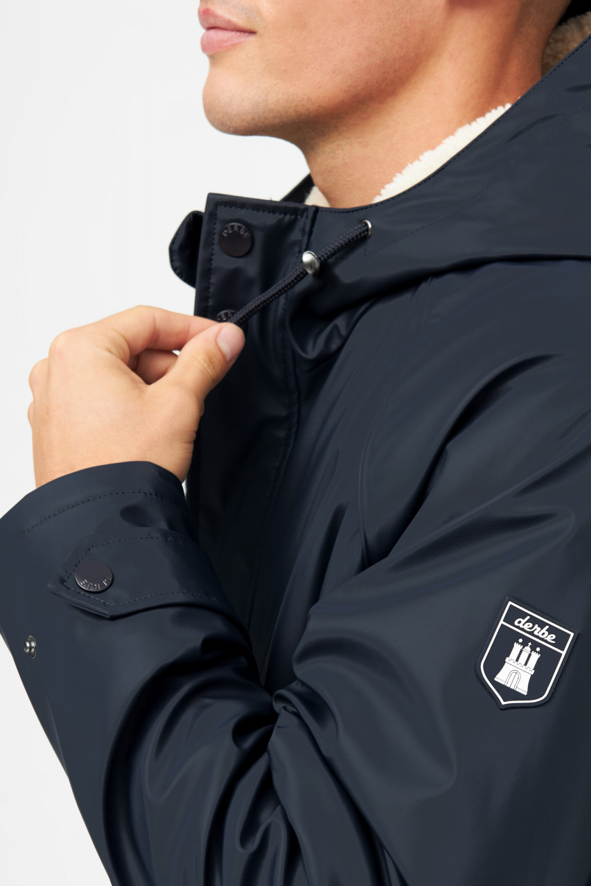 Männliches Model trägt eine blauen Regenjacke Herren von derbe - Seite