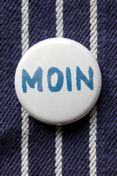Button, Moin