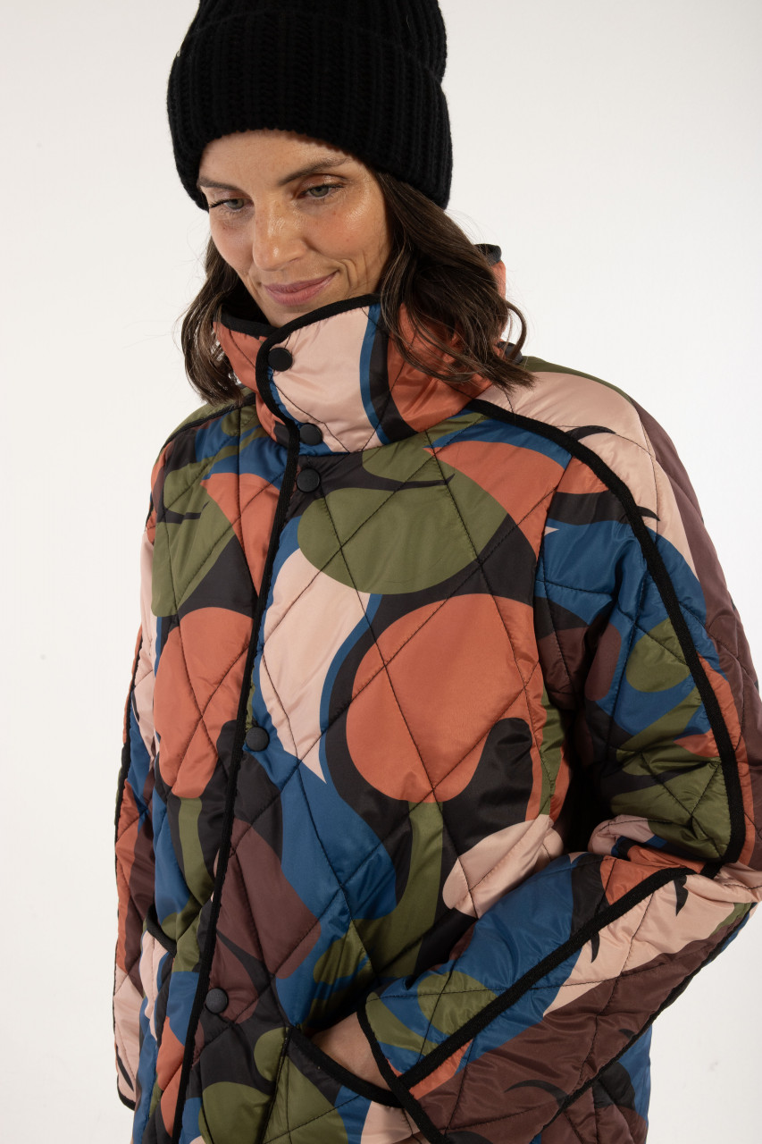Model trägt oliv grüne Übergangsjacke - Seite