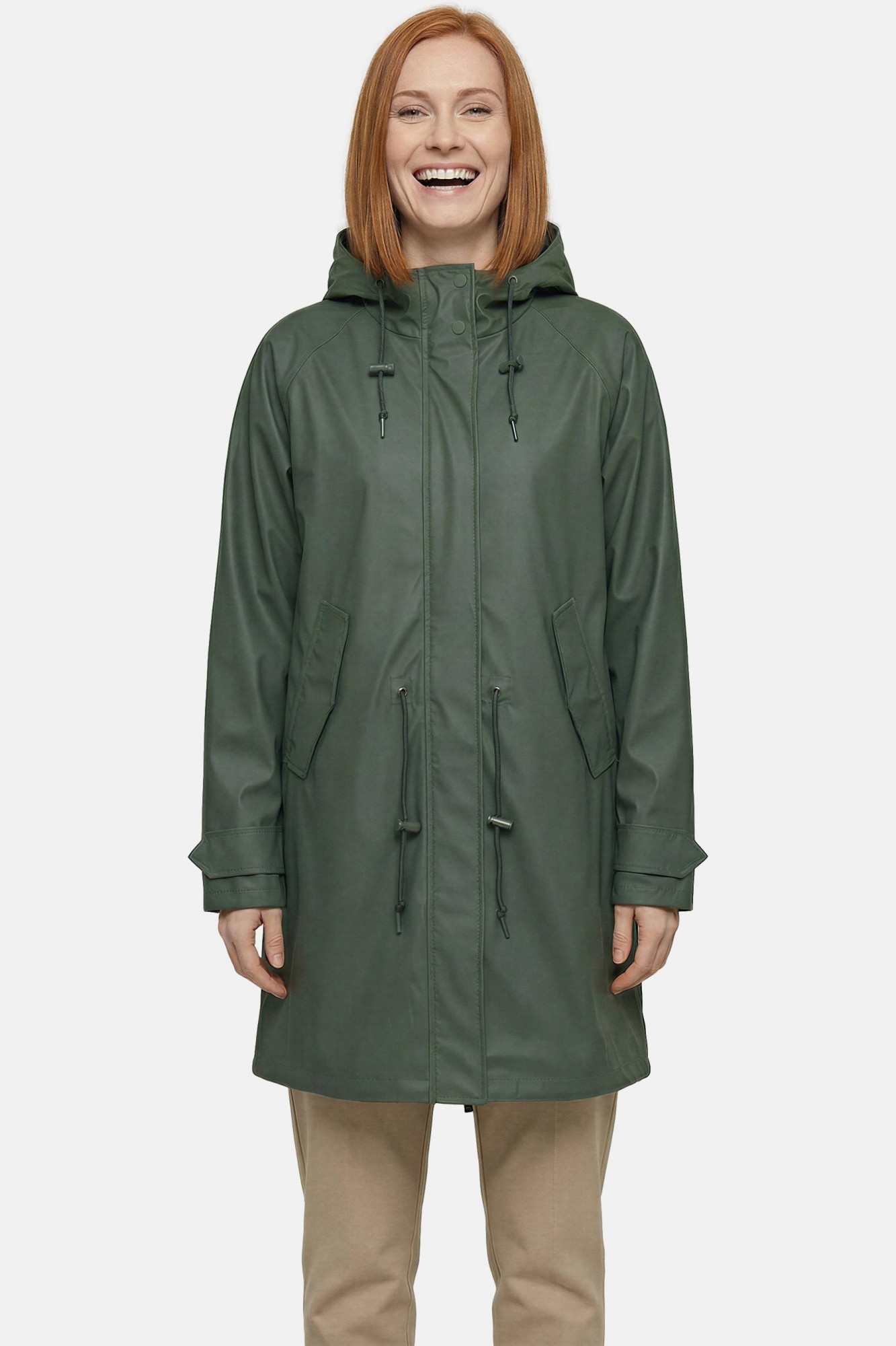Model trägt Regenjacke Oliv Grün Traveby von derbe