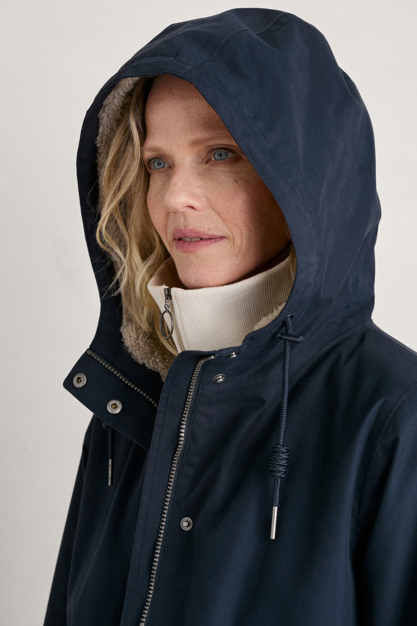 Model trägt Damen Regenjacke