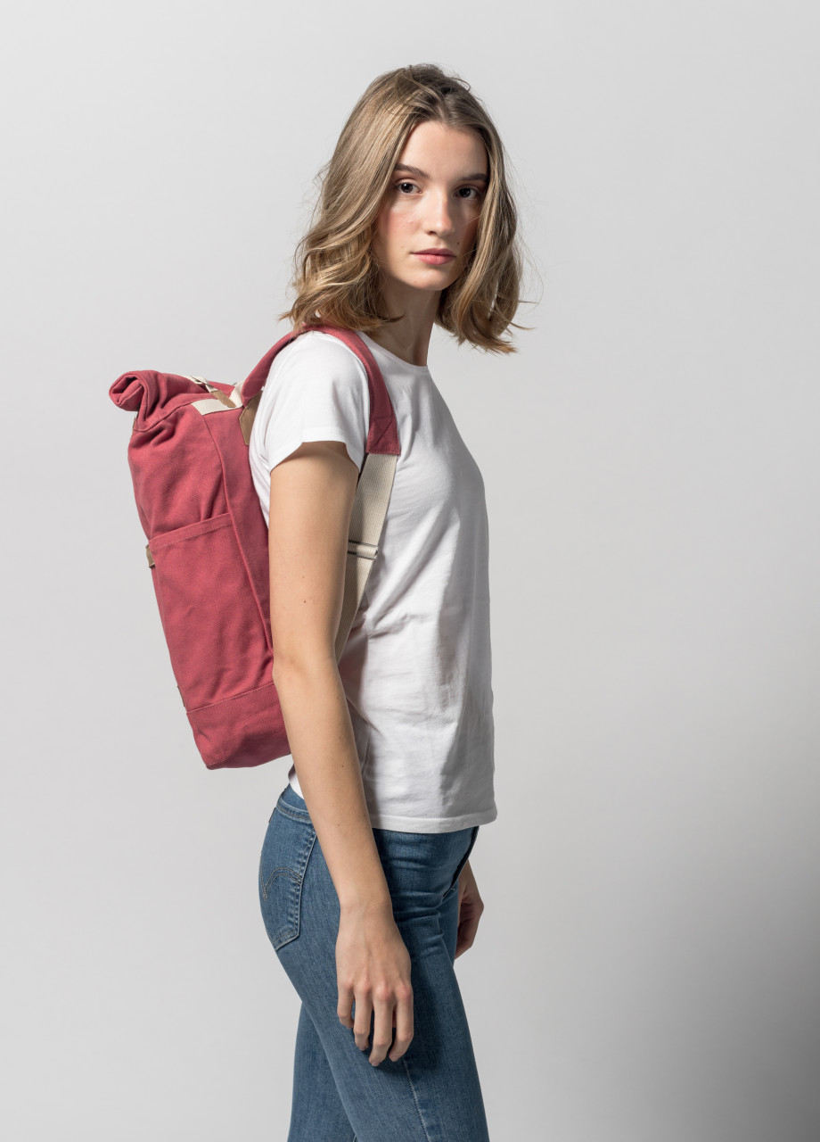 Model trägt einen rosaen Rolltop Unisex von MELA - Seitlich