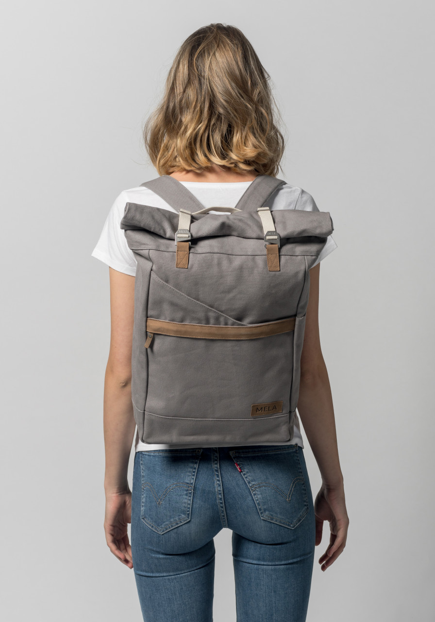 Weibliches Model trägt einen Rucksack grau von MELA - Rückseite