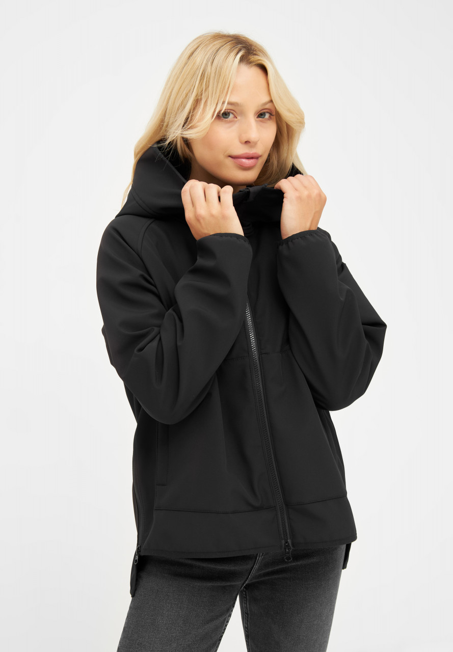 Frau trägt eine Softshelljacke