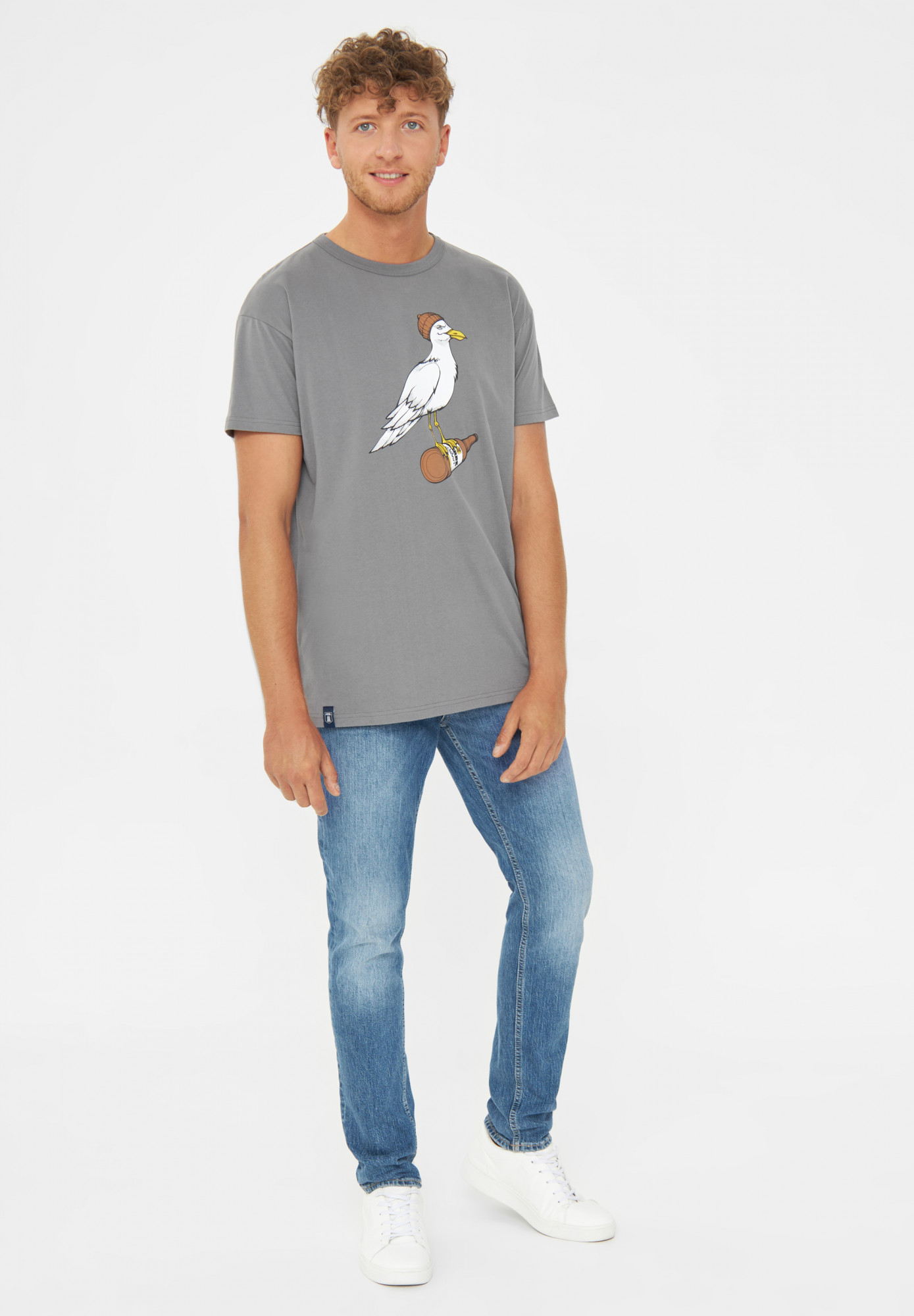 Mann trägt ein T-Shirt grau von derbe