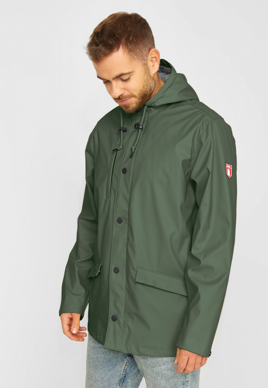 Mann trägt Regenjacke Oliv Grün Passby Fisher von derbe - Seite