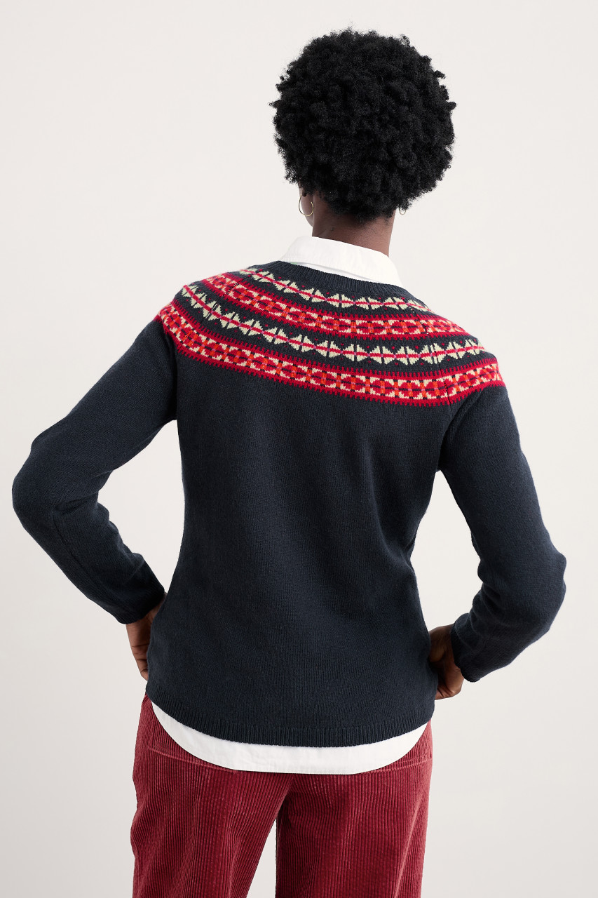 Weibliches Model trägt Pullover blau  - Rückansicht