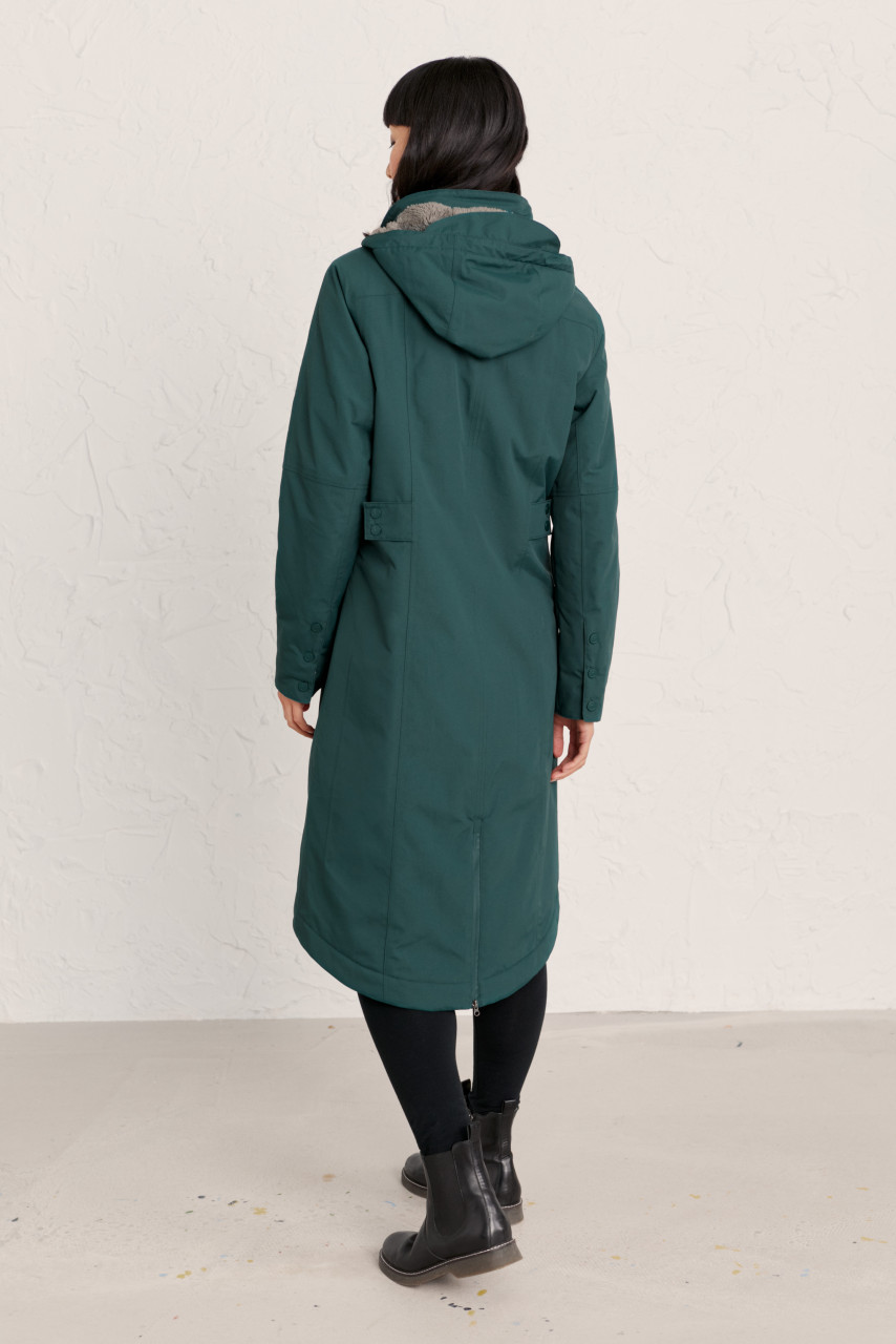 Frau trägt Regenjacke grün  - Rückseite