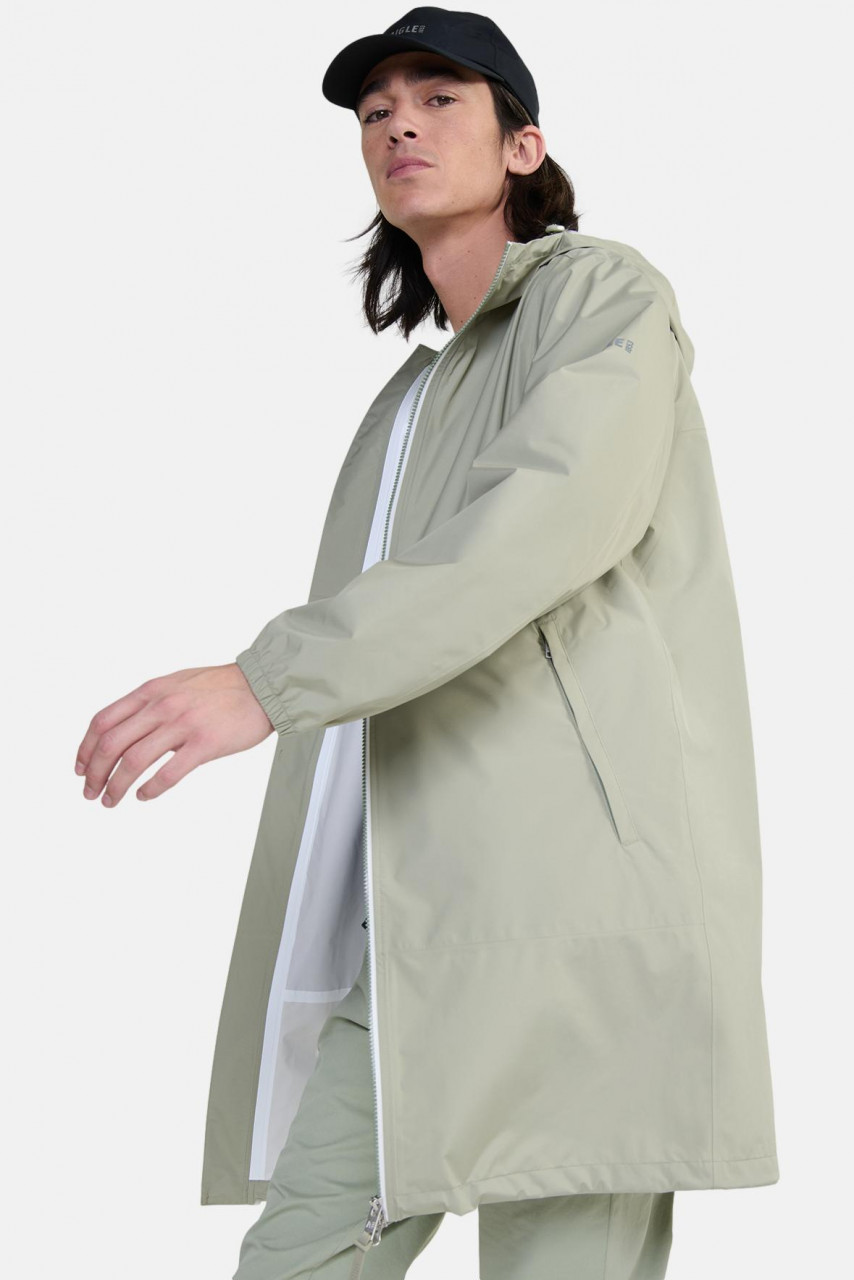 Mann trägt Regenjacke grün - Seitlich