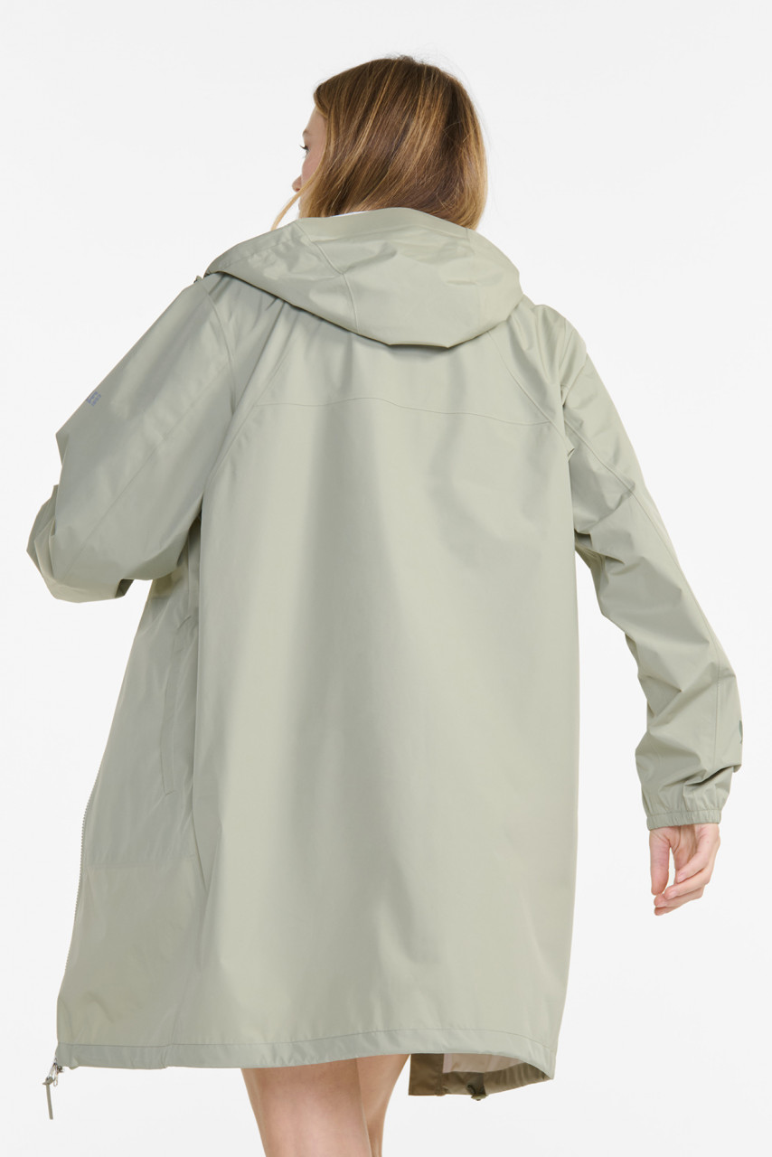 Weibliches Model trägt Unisex Regenjacke - Rückansicht