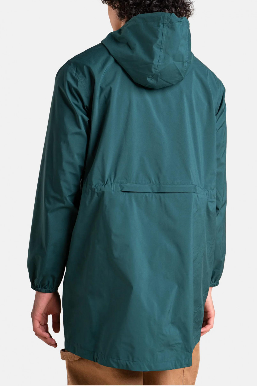 Männliches Model trägt eine grün petrol sapine Regencape Unisex von Flotte - Rückansicht