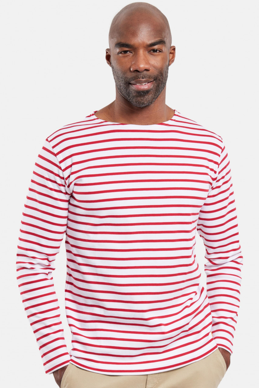 Model trägt Streifenshirt Weiß Rot Gestreift von Armor Lux