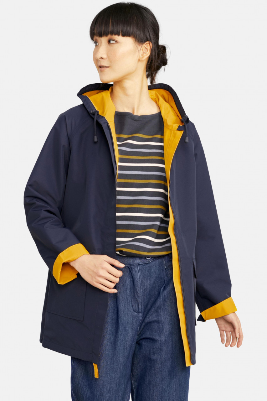 Friesennerz Gelb Reversible Raincoat von Seasalt Cornwall - Weibliches Model