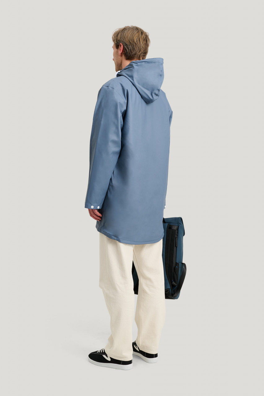 Mann trägt blaue Regenjacke - Rückseite