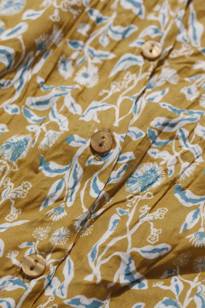 Detailansicht von Bluse Larissa Shirt Gelb Hellblau Blätter und Blüten für Damen von Seasalt Cornwall