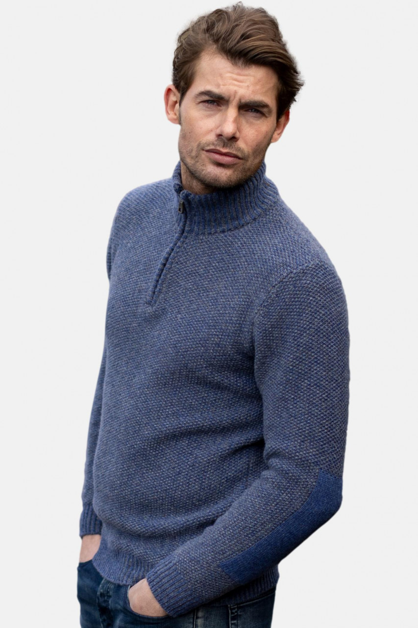 Männliches Model trägt Troyer Blau von Fisherman out of Ireland - Seitenansicht