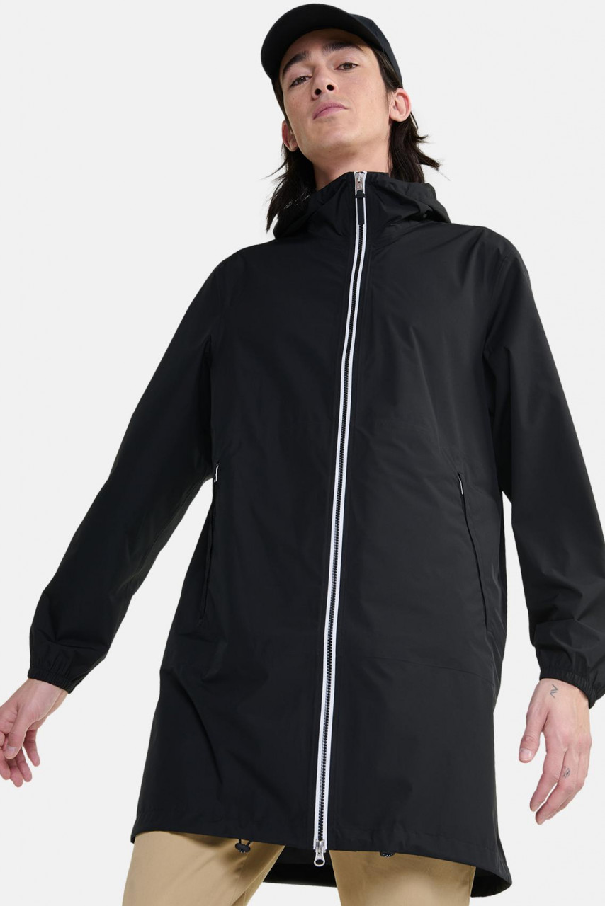 Model trägt Regenjacke schwarz